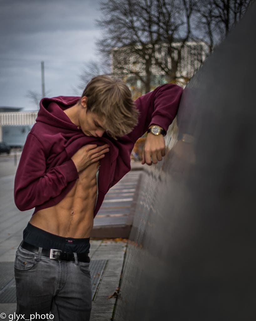 Lutz Diettrich in einem urbanen Fashion- und Body-Look