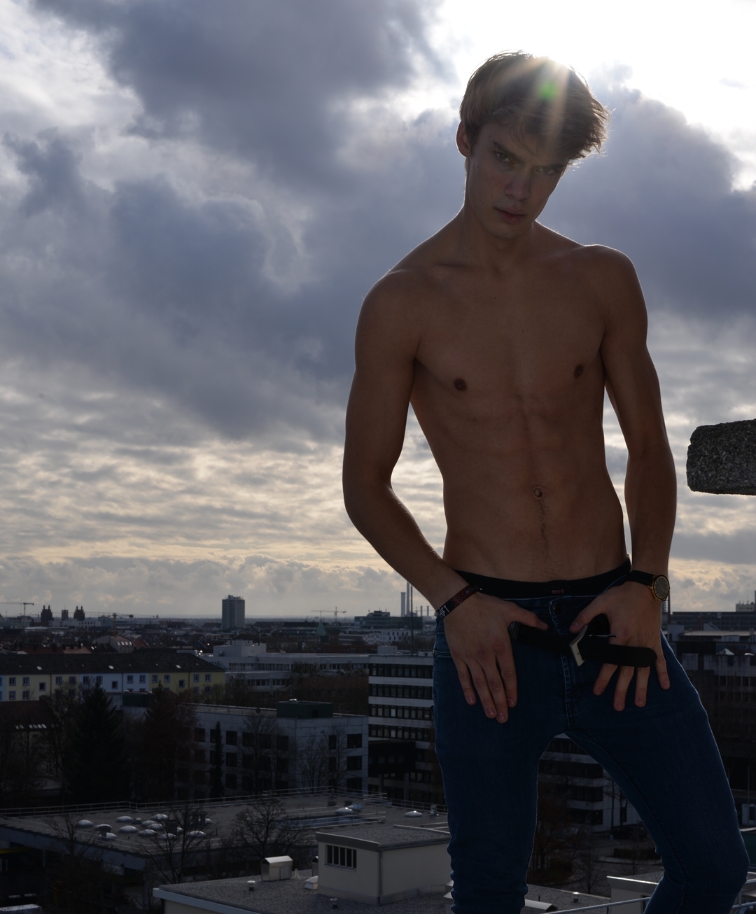 Lutz Diettrich in einem sportlichen Rooftop-Editorial